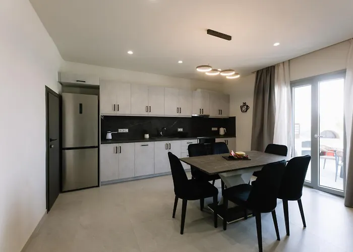 Finest With Private Pool & Hot Tub At מיקרי ויגלה