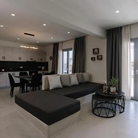 Finest With Private Pool & Hot Tub At וילה