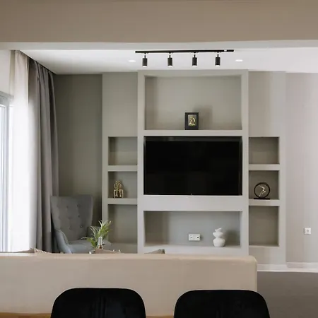 Finest With Private Pool & Hot Tub At וילה